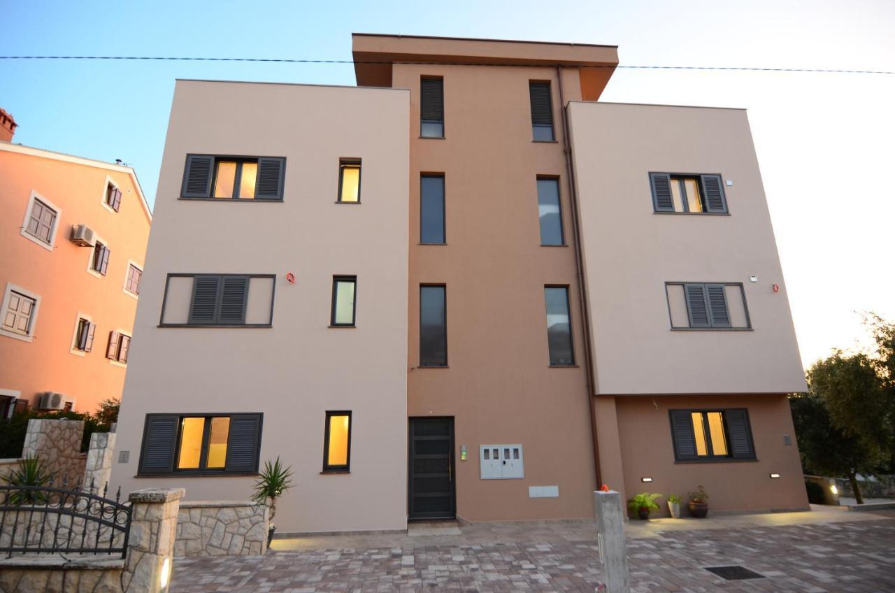 Apartments Luana With Private Jacuzzi Zadar Zewnętrze zdjęcie