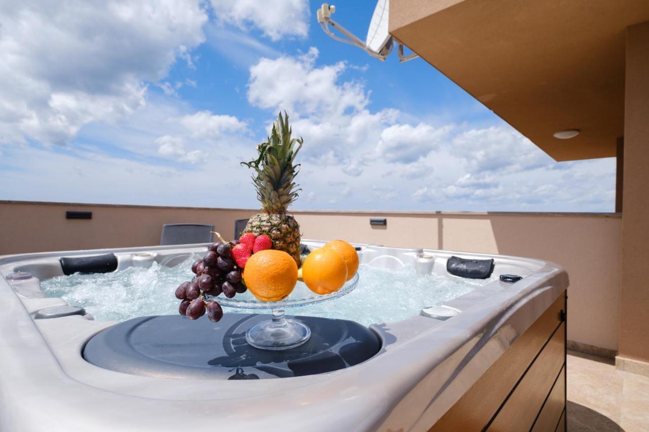 Apartments Luana With Private Jacuzzi Zadar Zewnętrze zdjęcie