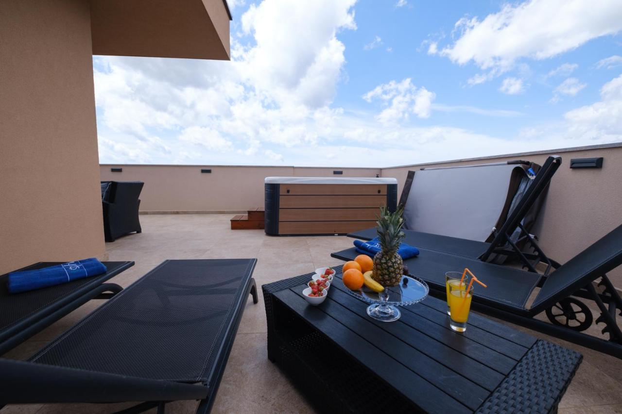 Apartments Luana With Private Jacuzzi Zadar Zewnętrze zdjęcie