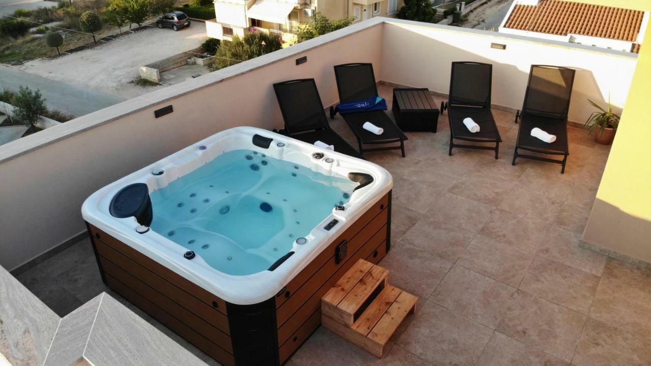 Apartments Luana With Private Jacuzzi Zadar Zewnętrze zdjęcie